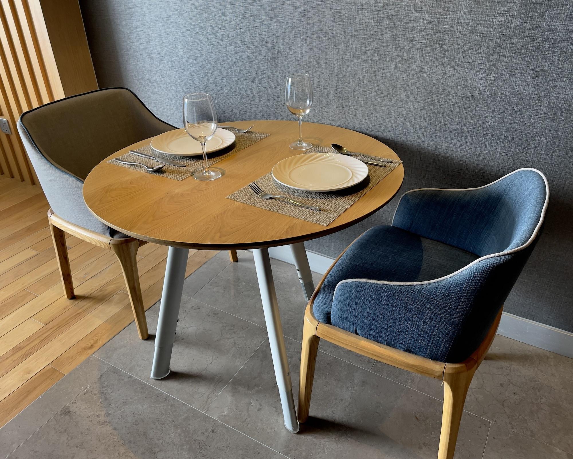 Fraser Place Puteri Harbour Nusajaya  Exteriér fotografie A table and two chairs